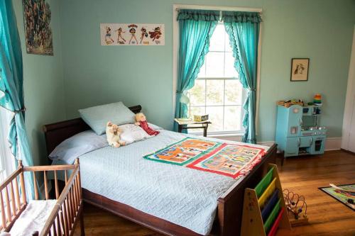 Historic 1850s Home at the Base of Jump Mountain Near Lexington Historic 1850s Home at the Base of Jump Mountain Near Lexington