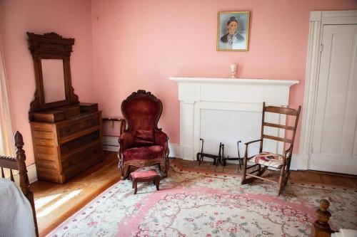 Historic 1850s Home at the Base of Jump Mountain Near Lexington Historic 1850s Home at the Base of Jump Mountain Near Lexington