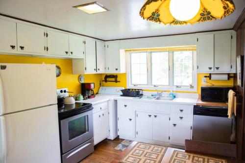 Historic 1850s Home at the Base of Jump Mountain Near Lexington Historic 1850s Home at the Base of Jump Mountain Near Lexington