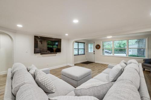 Chic Micanopy Getaway with Pool and Pool Table! in Micanopy, USA