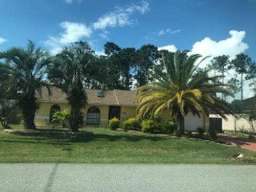 Heated Pool home fenced yard near the beach in Palm Coast, USA
