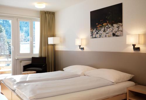 1 queen bed, 2 twin beds, 1 sofa bed