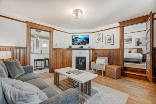 3BR Custom Build with Firepit Downtown Nearby in Colorado Springs, USA