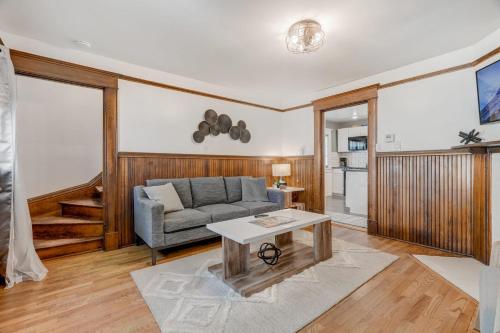 3BR Custom Build with Firepit Downtown Nearby in Colorado Springs, USA