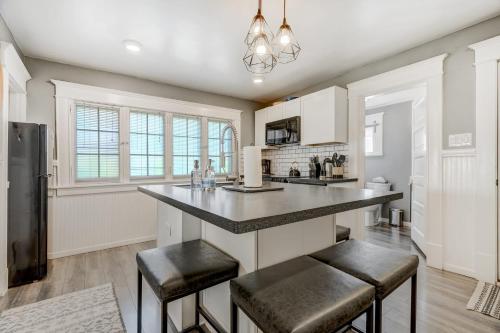 3BR Custom Build with Firepit Downtown Nearby in Colorado Springs, USA