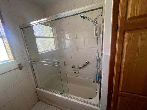 Cosy Romantic Stay in Surrey- Walking distance from Guildford Town Centre in Surrey, Canada