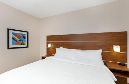 Holiday Inn Express Hotel & Suites Birmingham - Inverness 280, an IHG Hotel