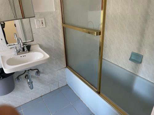 Quesada Homestay - 샤워실