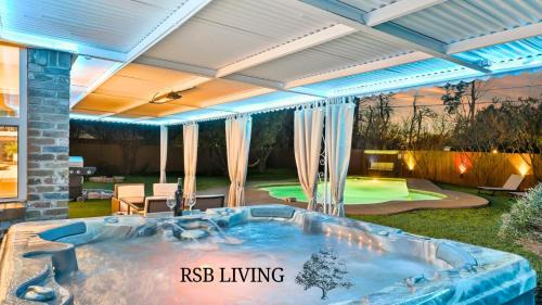 DFW Lux House with Huge Backyard Pool Jacuzzi Bbq Cinema etc