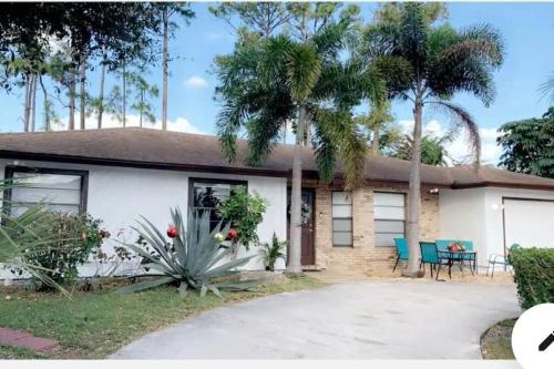 S&H Unlimited West Palm Beach 3 Bedroom Spacious House in West Palm Beach, USA