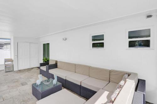 Yehudas Tropical Villa with Heated Infinity Pool in Emerald Hills