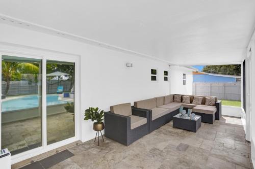 Yehudas Tropical Villa with Heated Infinity Pool in Emerald Hills