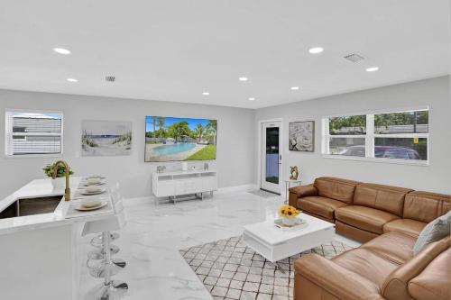 Yehudas Tropical Villa with Heated Infinity Pool in Emerald Hills
