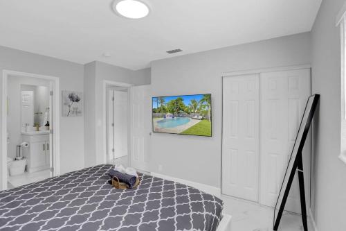 Yehudas Tropical Villa with Heated Infinity Pool in Emerald Hills