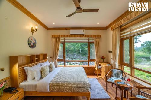 StayVista at Amritalaya - Luxury Villa with Bonfire in Raison in Raison