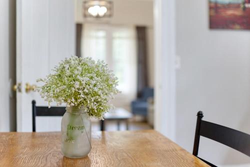 The Chattahoochee Cottage Walk to River & Shops - main image