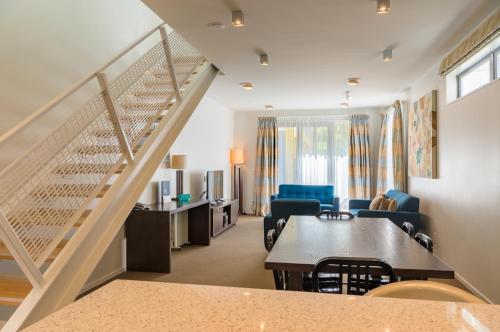 Two-Bedroom Townhouse image 2