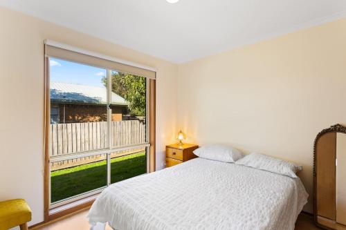 Retro Beach Bungalow - Stroll to the Esplanade