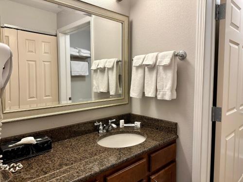 Staybridge Suites Milwaukee West-Oconomowoc, an IHG Hotel