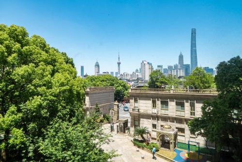 Yi Du Home at Yu Garden with Iconic Skyline Views -Steps to Metro, Cards OK, Shanghai