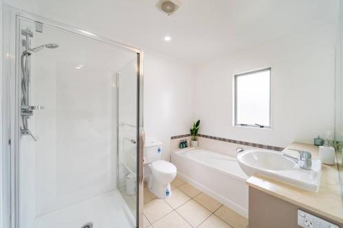 ฝักบัว, Seaside Escape, Your Coastal City Getaway in อีแวนส์ พาเหรด