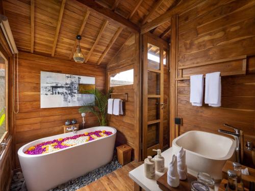 One-Bedroom Wooden Pool Villa with Rice Field View image 1