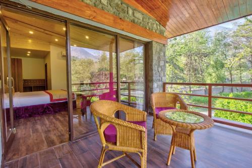 Balkonas / terasa, Span Resort & Spa, Manali - A Riverside Resort in Badgranas