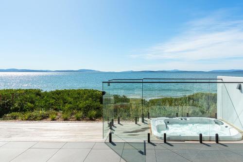 Award-winning beachfront luxury in Cremorne in Sandford