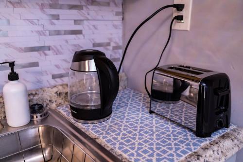 Modern4BR KingBeds 5Min Niagara Falls Free Parking in Niagara Falls, USA