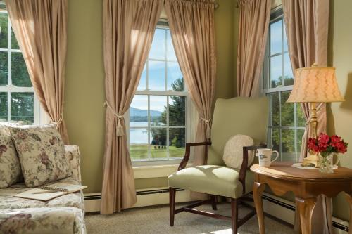 Suite with Lake View 4