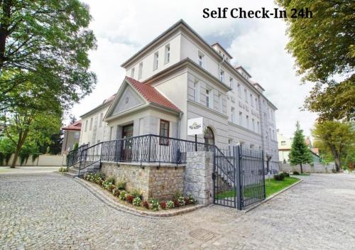 Villa La Pierre - Swidnica