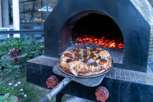 StayVista at Floradale W Jacuzzi & Wood-Fire Pizza