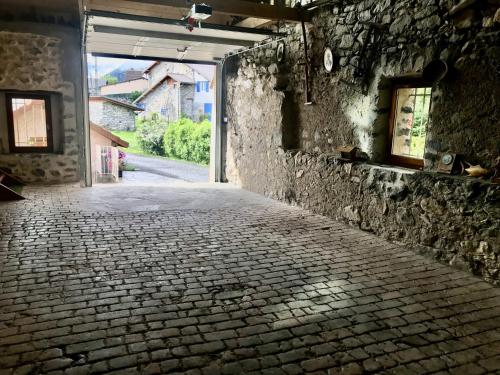 Le Rocher des Ducs, vue sur montagne avec parking voiture et motos