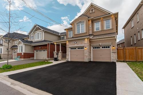A Detached Villa Fully Furnished 4BR, 4Baths in Milton ,ON for a big Family or Group - Accommodation - Milton