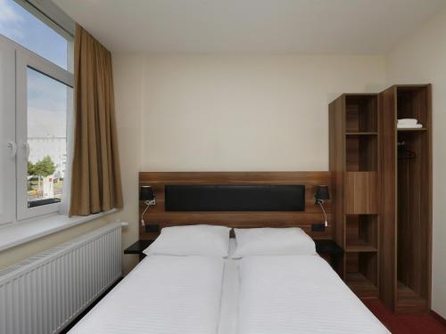 B&B HOTEL Berlin-Adlershof 1.9km von Oberschöneweide entfernt