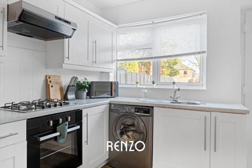 廚房, Vibrant and Cosy 3-Bed Home in Nottingham by Renzo, Perfect for Contractors, Free Parking! in 托頓