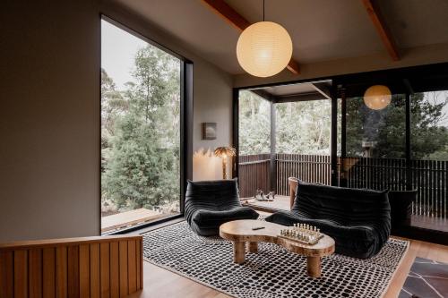 'Sisters' - Cliff top cabin with hot tub in Orford