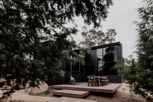 'Sisters' - Cliff top cabin with hot tub