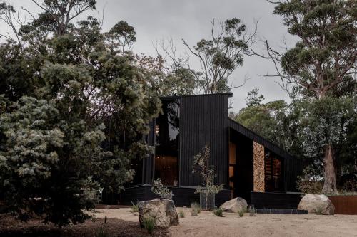 'Sisters' - Cliff top cabin with hot tub in Orford