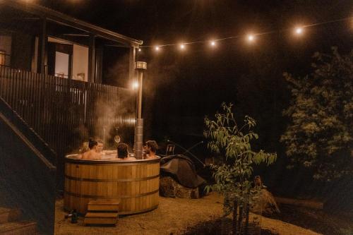 'Sisters' - Cliff top cabin with hot tub