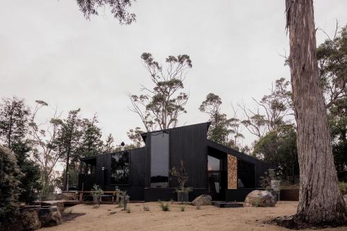 . 'Sisters' - Cliff top cabin with hot tub
