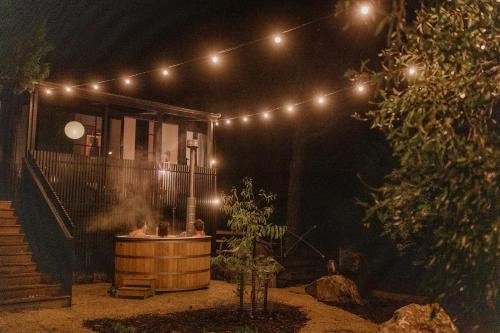 'Sisters' - Cliff top cabin with hot tub