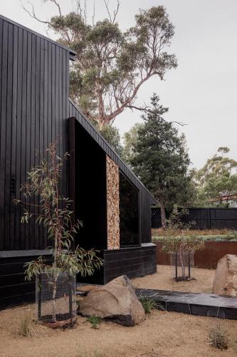 'Sisters' - Cliff top cabin with hot tub