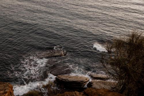 'Sisters' - Cliff top cabin with hot tub