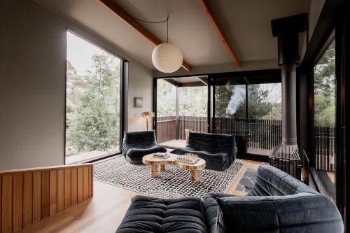 'Sisters' - Cliff top cabin with hot tub in Orford