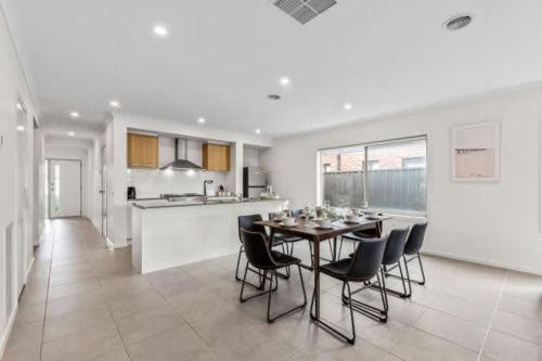 Modern Comfort in Tarneit-Spacious 4BR Home