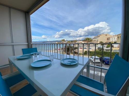 Bel appartement T2 avec vue mer. Plages, commerces et restaurants à pied. - Location saisonnière - Six-Fours-les-Plages