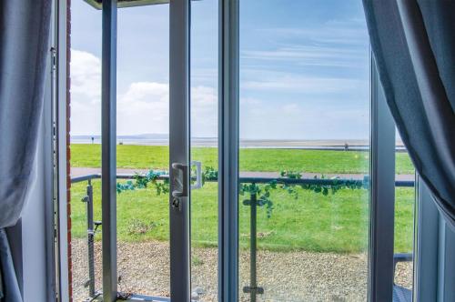 Beach View - 2 Bedroom Apartment - Llanelli