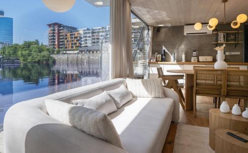 Hausboat Holešovice, Praha (fotografie 7)