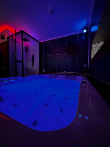 Loveroom L'1TIMISTE CDS – Neuilly-Plaisance, CA